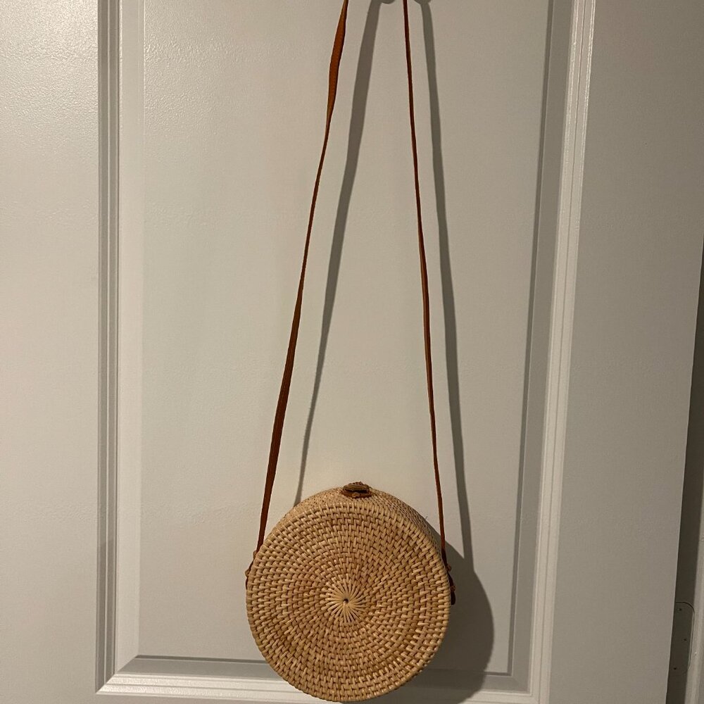 Street Level Woven Rattan Circle Basket Crossbody Purse - Picture 7 of 7